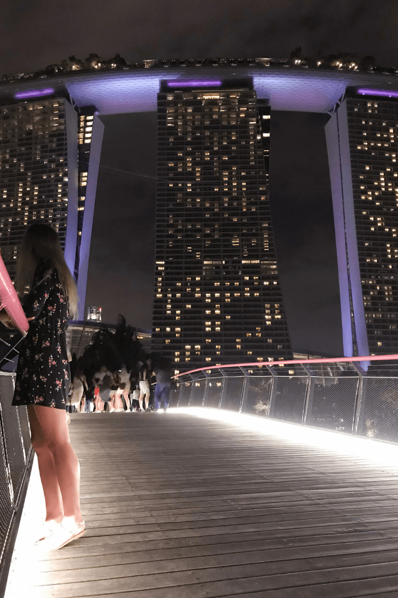 The best Singapore one day itinerary guide. Find out what things to do and places to see to make the most of your Singapore layover. Travel tips and tricks to tick that thing off your bucket list in Singapore. Must see instagrammable spots and free Singapore attractions too!